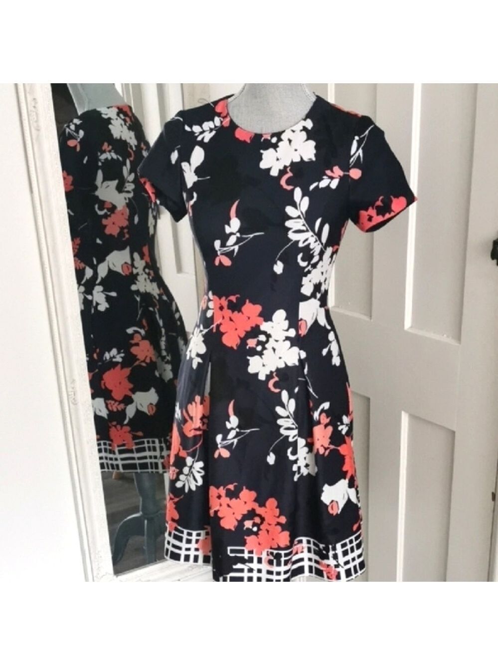 Vince Camuta navy blue floral cocktail, careerwear dress with pockets. Size 0